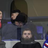 Fiica lui Elias Charalambous, cu fular roșu