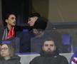 Fiica lui Elias Charalambous, cu fular roșu