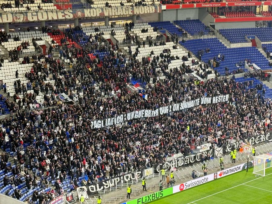 Banner-ul afișat de ultrașii celor de la Lyon, adresat lui Tagliafico Olympique Lyon - FCSB 4-0 » Final de poveste! Campioana României părăsește Europa League, învinsă fără drept de apel în Franța