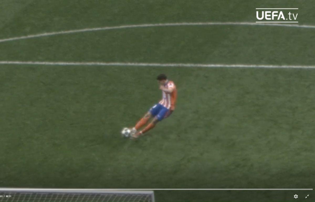 DOVADA VIDEO: Julian Alvarez a atins mingea cu ambele picioare!