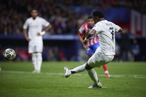 Vinicius jr ratează penalty-ul acordat Realului în minutul 70 / Foto: Imago