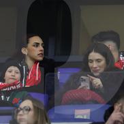 Fiica lui Elias Charalambous, cu fular roșu