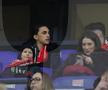 Fiica lui Elias Charalambous, cu fular roșu
