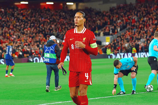 Replica lui Van Dijk, după ce a fost surprins discutând cu șefii lui PSG: „Dacă cineva spune că știe, minte cu nerușinare”