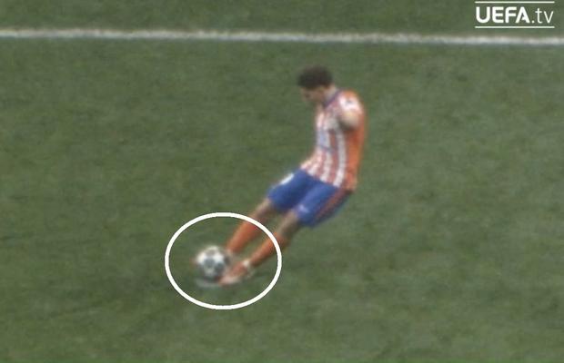 UEFA a publicat DOVADA VIDEO: Julian Alvarez a atins mingea cu ambele picioare!