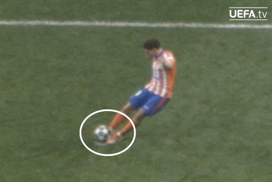 Alvarez atinge mingea și cu piciorul stâng, înainte să transforme lovitura de departajare pentru Atletico, în „optimea” Ligii cu Real Madrid Van Basten, revoltat după scandalul din Ligă: „UEFA trebuie să repare asta!” » IFAB și FIFA vor fi consultate