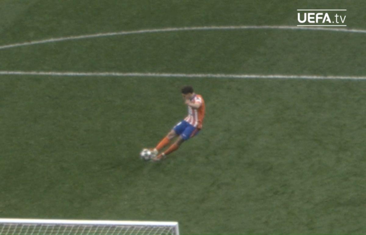 UEFA a publicat DOVADA VIDEO: Julian Alvarez a atins mingea cu ambele picioare!