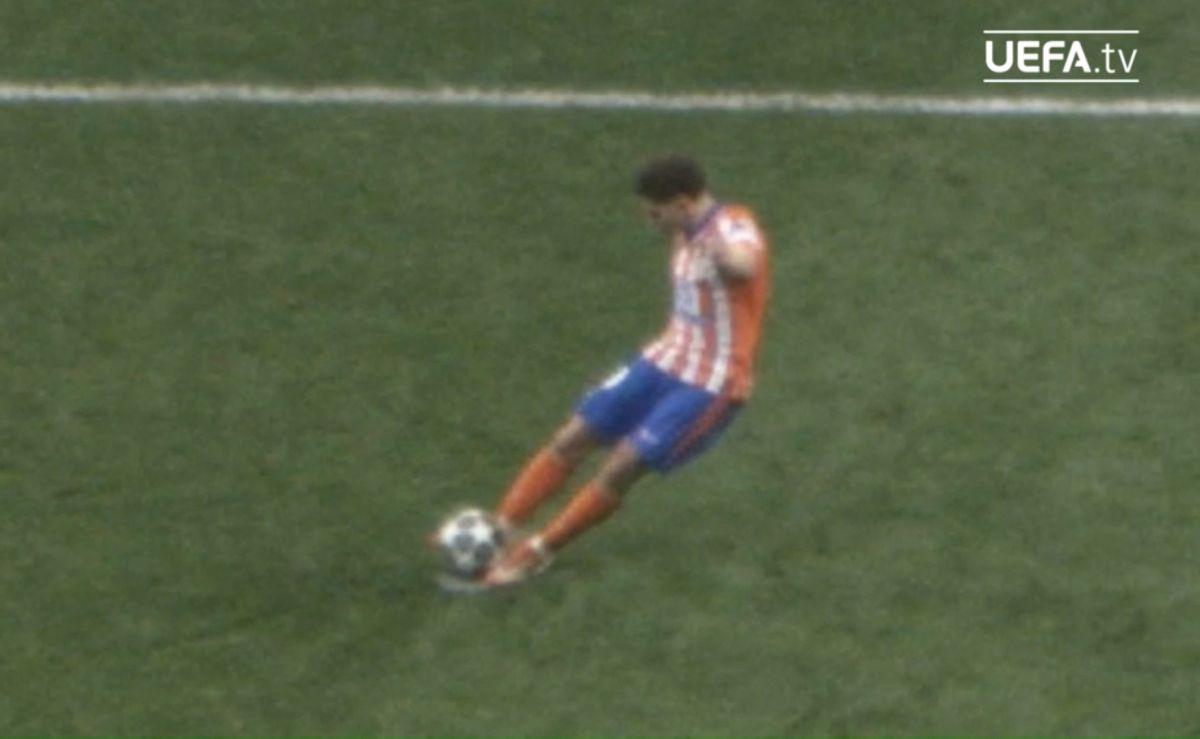 UEFA a publicat DOVADA VIDEO: Julian Alvarez a atins mingea cu ambele picioare!
