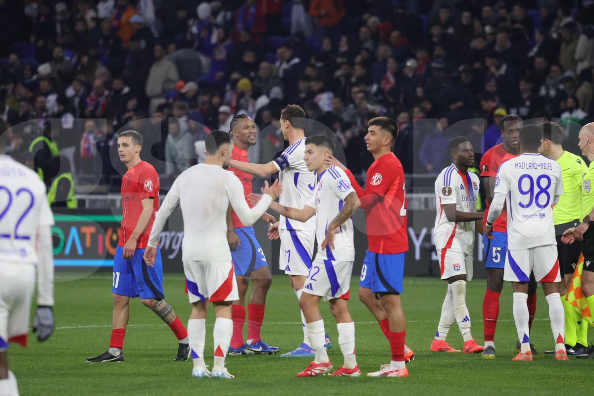 Nu s-a văzut la TV! Au început să cânte imnul național chiar în timpul meciului Lyon - FCSB! Scutierii au avut de furcă + cum se vinde berea pe stadion în Franța
