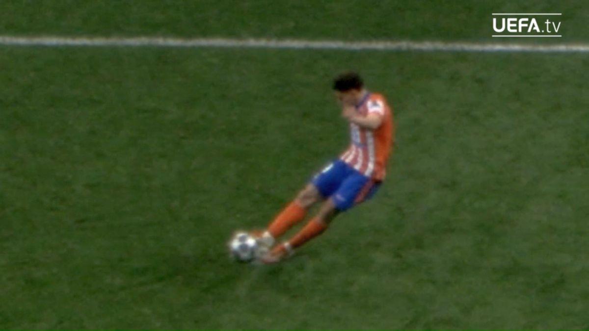 DOVADA VIDEO: Julian Alvarez a atins mingea cu ambele picioare!