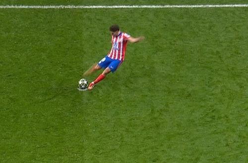 Julian Alvarez alunecă în momentul executării penalty-ului și va lovi balonul și cu stângul, și cu dreptul