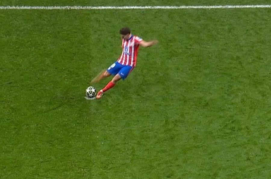 Julian Alvarez, în momentul executării penalty-ului Filmul unei decizii scandaloase