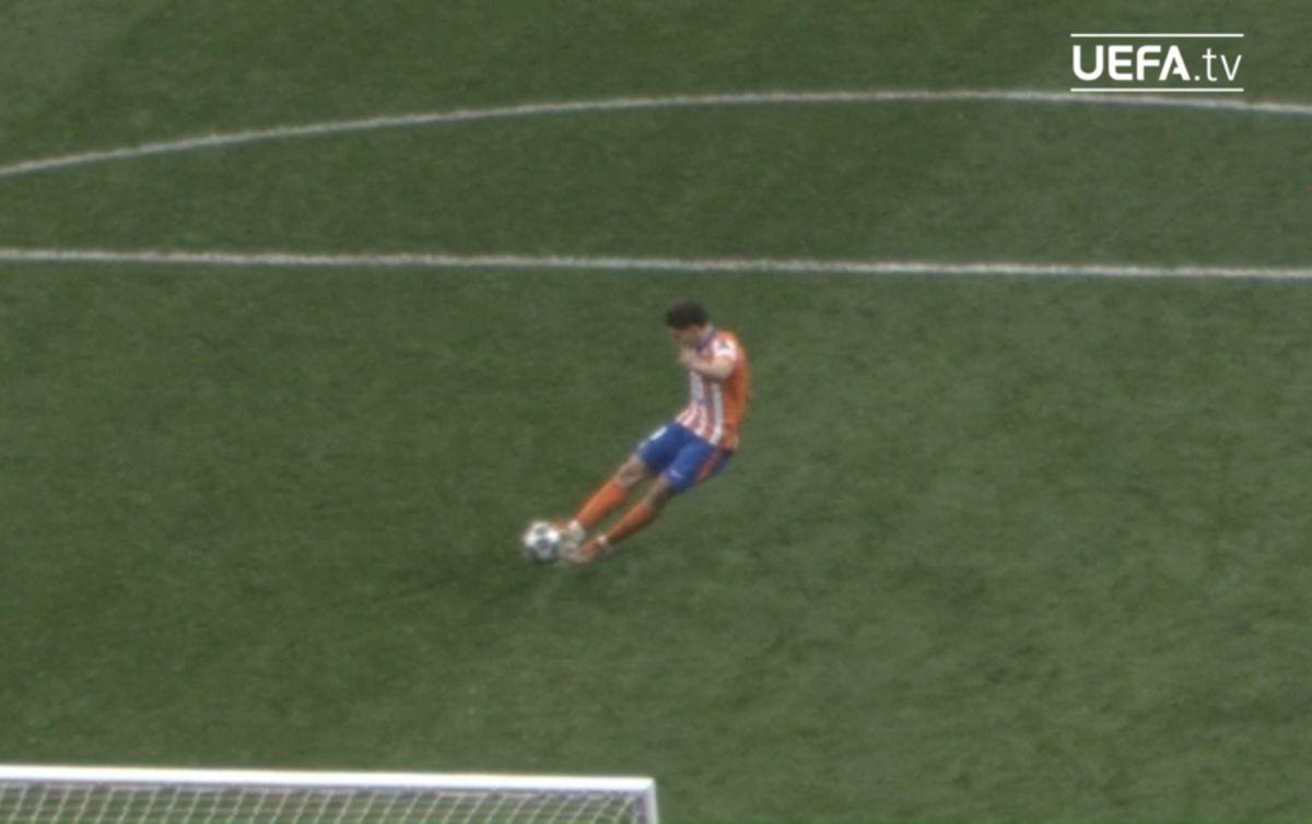 UEFA a publicat DOVADA VIDEO: Julian Alvarez a atins mingea cu ambele picioare!