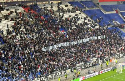 Ce „bătălii” poartă fanii lui Lyon » Mesajul afișat în peluză la meciul cu FCSB