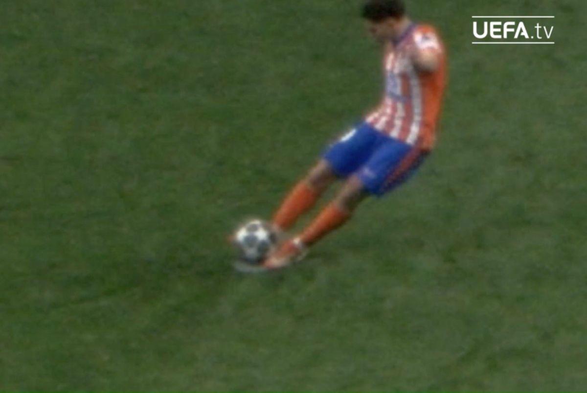 DOVADA VIDEO: Julian Alvarez a atins mingea cu ambele picioare!