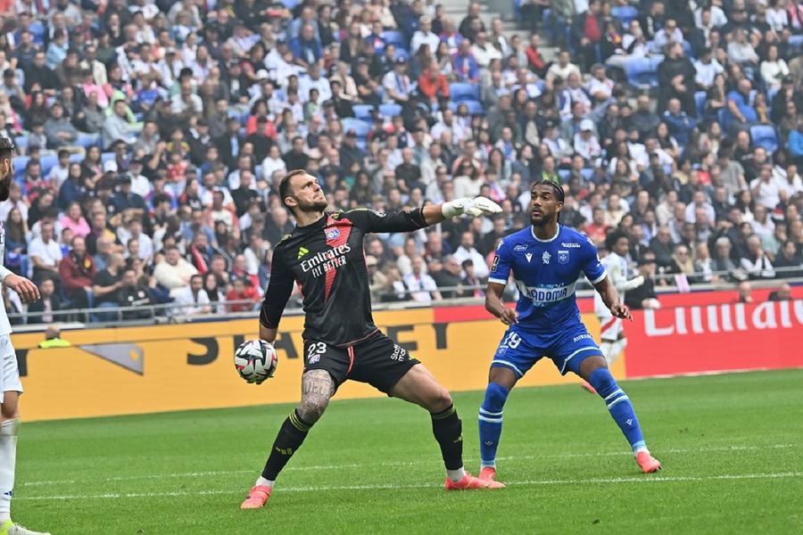 Lansările către atac au devenit marcă înregistrată pentru Lucas Perri. Foto: Imago „Pentru mine, e cel mai bun din lume” » Lyon - FCSB va fi meciul portarilor: Lucas Perri vs. Ștefan Târnovanu