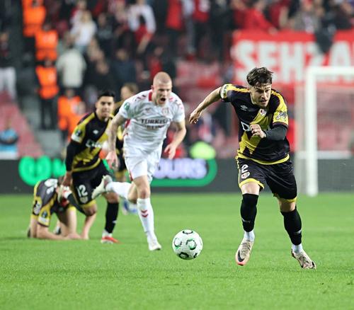 Andrei Rațiu, în acțiune la Rayo Vallecano în meciul cu Samsunspor (3-1) din „optimile” Conference League / Foto: Imago