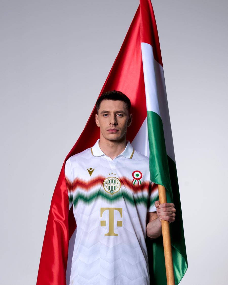 Marius Corbu, tricou special de Ziua Maghiarilor de Pretutindeni / Facebook @Ferencvarosi Torna Club Jucătorul echipei naționale a României, poză cu steagul Ungariei în mână