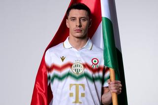 Jucătorul echipei naționale a României, poză cu steagul Ungariei în mână