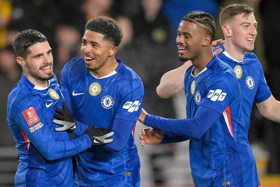 Pedro Neto (primul din stânga), atacantul portughez al lui Chelsea. Foto: Imago Chelsea ajunge și la vânzări peste 200 de milioane € » Îl transferă pe Pedro Neto, dar nu-l dă la Manchester City