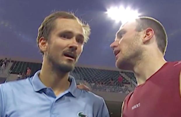 Sfert cu ceartă la Indian Wells » Medvedev este în semifinale după un moment controversat: s-a scuzat la fileu