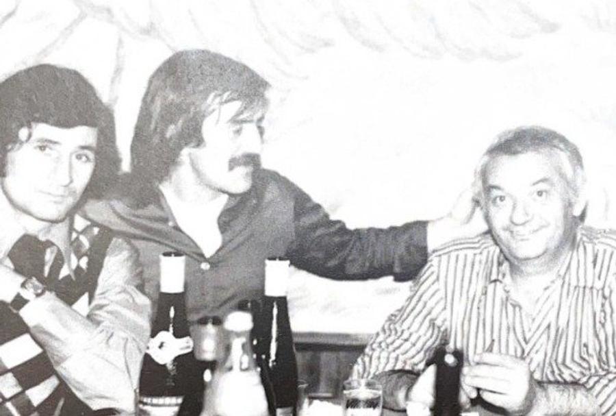 Cornel Dinu și Dan Alban (cu mustață) Giovanni Becali și culisele uluitoare ale transferului de 3 milioane $: „Deschide și aruncă banii pe geam, în vânt!”
