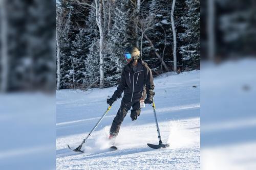 Paraschiorul Ralf Etienne. Foto: Instagram /@haitiansensationskier