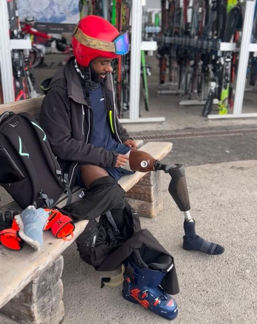 Paraschiorul Ralf Etienne. Foto: Instagram /@haitiansensationskier Paraschior supraviețuitor al cutremurului din Haiti: „Am stat printre dărâmături opt ore, cu capul în jos. Așa mi-am pierdut piciorul”