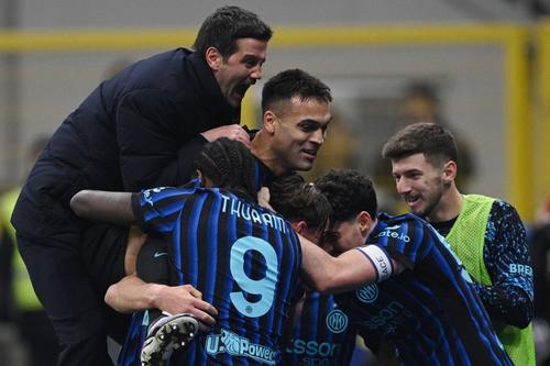 Pio Esposito, prins aici în mijlocul bucuriei jucătorilor lui Inter după golul marcat în derby-ul cu Juventus / Foto: Imago