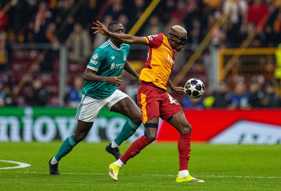 Victor Osimhen (dreapta, în duel cu Ibrahima Konate de la Liverpool) are 7 goluri și 3 assisturi în 9 partide jucate în acest sezon din Liga Campionilor / Foto: Imago Primă colosală de calificare în „sferturi” » Câți bani li s-au promis turcilor pentru încă o surpriză cu Liverpool!