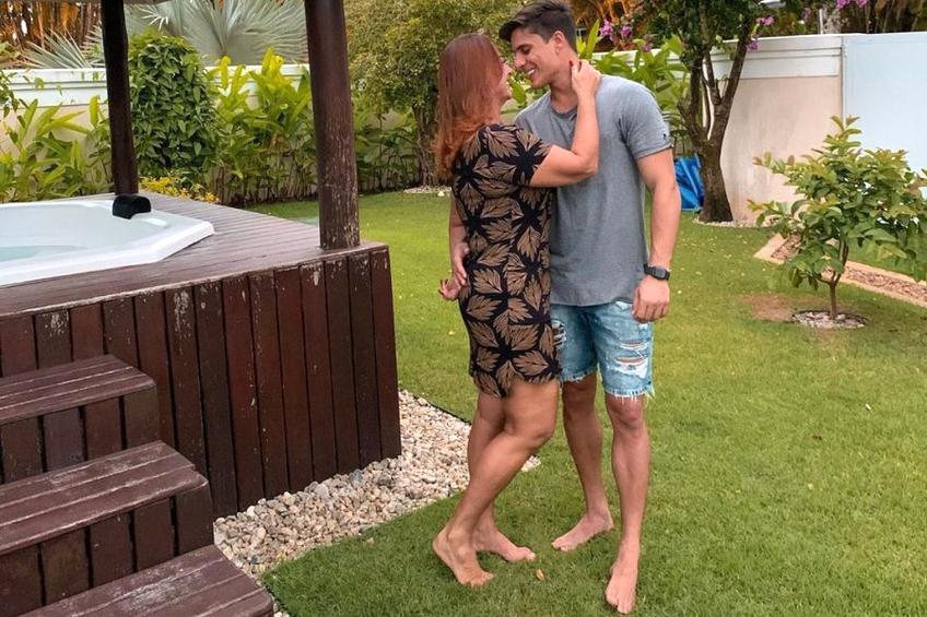 Mama lui Neymar alături de noul ei iubit, în vârstă de doar 22 de ani // sursă foto: Instagram @ nadine.goncalves