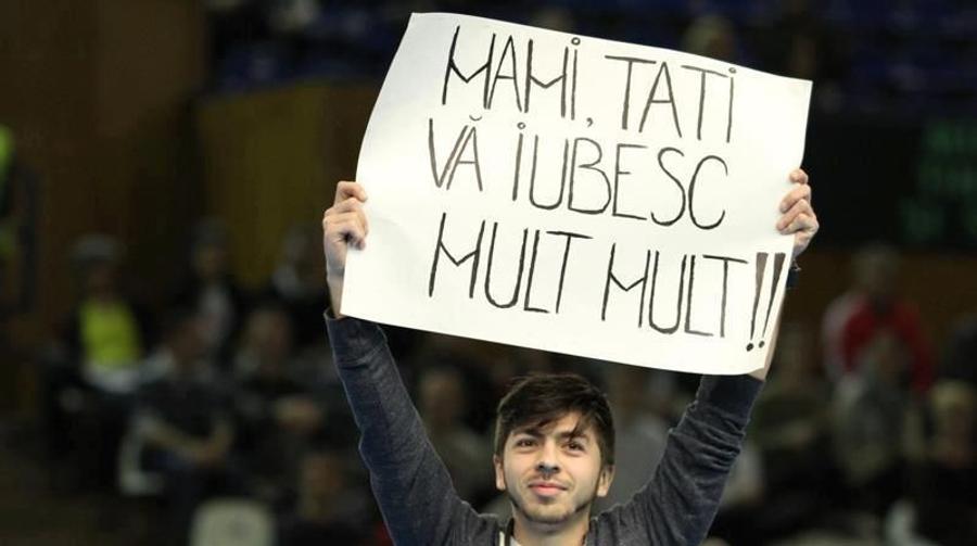 Pancarta pe care Mircea a afișat-o în timpul meciului România - Danemarca 3-0 din Cupa Davis (februarie 2013) // Sursă foto: Facebook @Mircea Bravo O vedetă de pe internet a intrat pe teren la un meci al României: „Atunci a început jihadul” » Dialog incredibil cu autoritățile: „Du-te dracului că ești drogat, o să stai toată viața la închisoare. Dă-ți chiloții jos!”