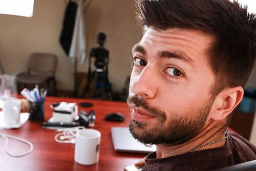 Mircea Bravo este recunoscut pe internet pentru sketchuri, farse și videoclipuri realizate în cadrul unor evenimente importante // Sursă foto: Instagram @mirceabravo