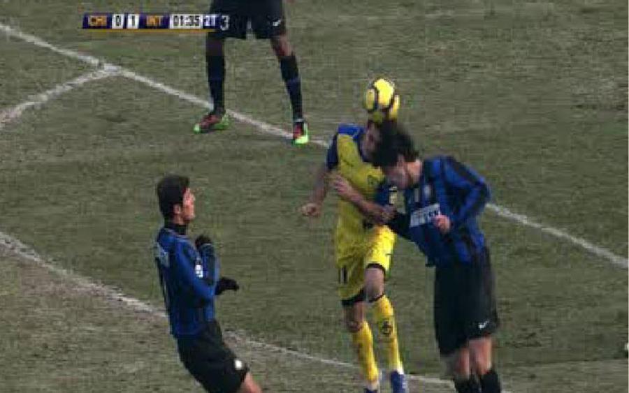 Chivu se ciocnește cap în cap cu Pelissier în Chievo - Inter, pe 6 ianuarie 2010 Cristi Chivu, scrisoare emoționantă pentru fanii lui Inter: „Am dat totul pentru club, atât de mult încât am semne pe corp”