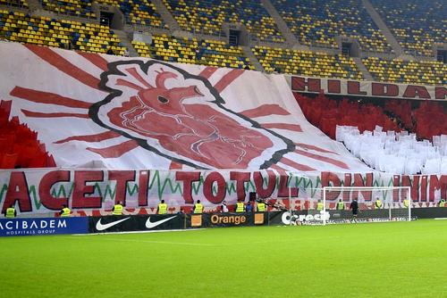 Suporterii încearcă să o salveze pe Dinamo. FOTO: Arhivă Gazeta Sporturilor