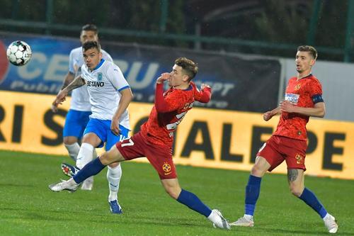 Dan Nistor vs Darius Olaru, în FCSB - Craiova // foto: Facebook @ FCSB