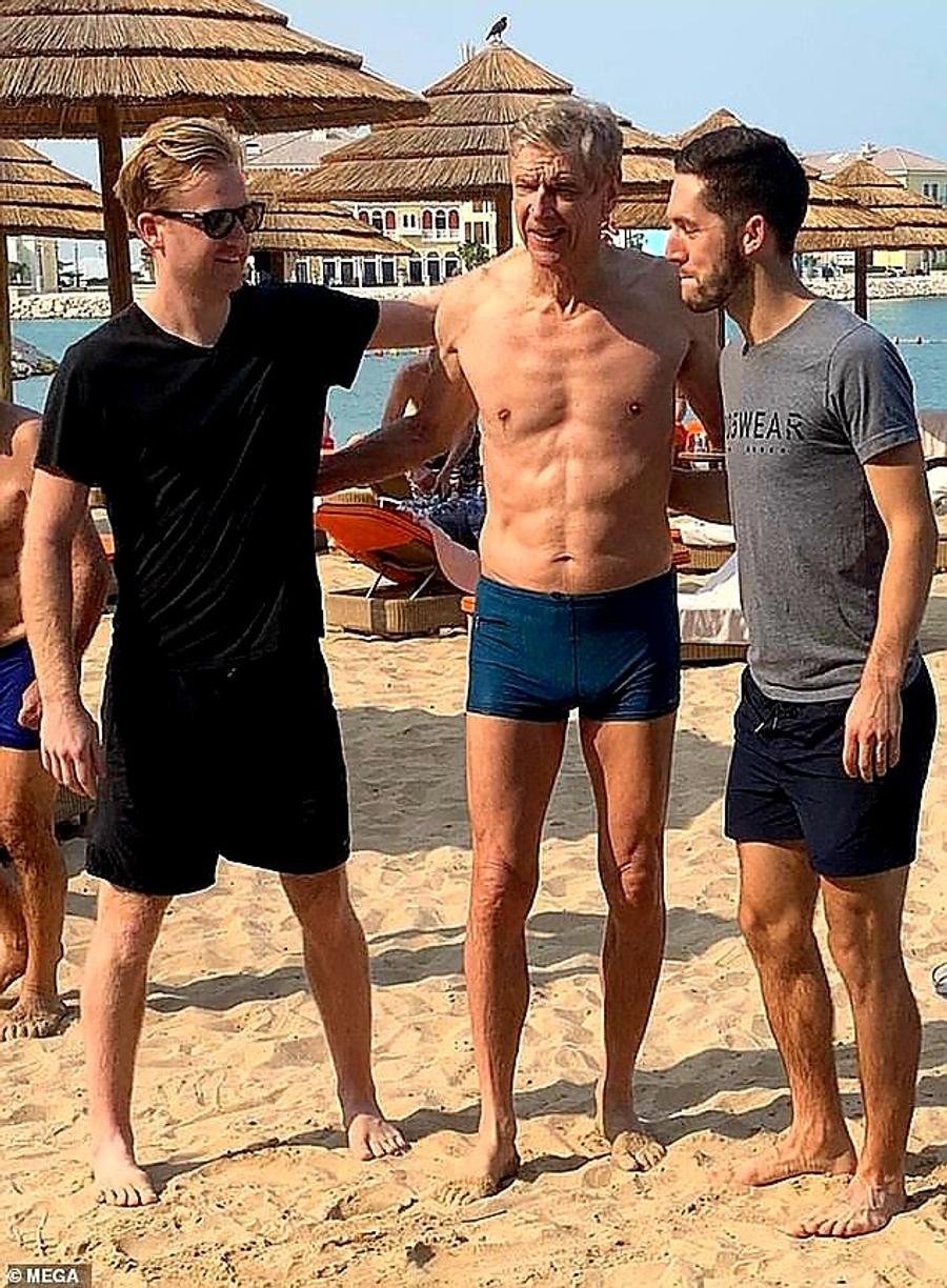 foto: Twitter Arsene Wenger, la bustul gol! Fantastic cum se menține la 72 de ani! » S-a pozat pe plajă: „Mai bine decât arăt eu la 26. Cum e posibil?”