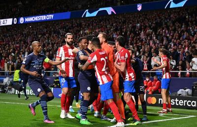 S-au tras de păr! » Încăierare generală pe final la Atletico - City + Poliția a intervenit să-i despartă