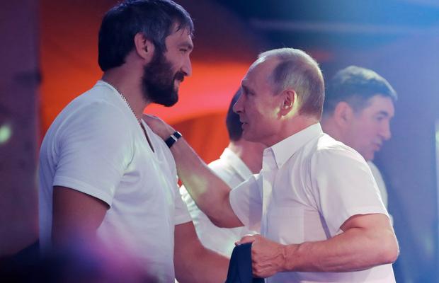 Urmașul lui Gretzky e fan Putin. Alex Ovecikin doboară recordurile din NHL, dar prietenia cu președintele Rusiei îi atrag oprobriul public