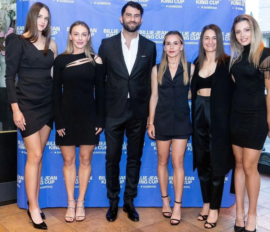 De la stânga la dreapta: Anca Todoni, Ana Bogdan, Horia Tecău, Irina Bara, Monica Niculescu și Jaqueline Cristian Strălucitoare! Jucătoarele din echipa României au atras toate privirile înainte de meciul cu Slovenia