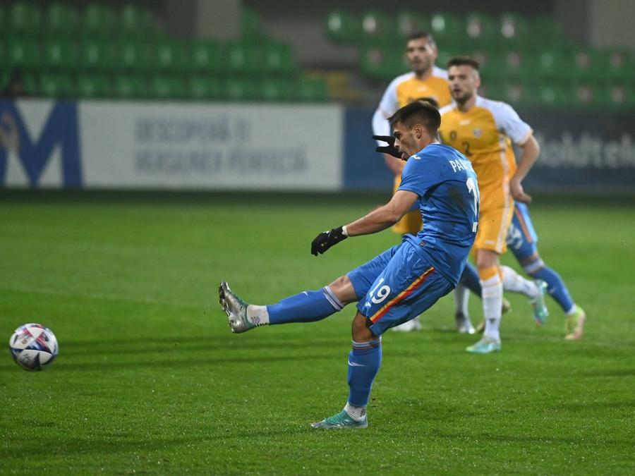 Paraschiv a debutat în noiembrie la națională, în amicalul cu Republica Moldova, 5-0, când a marcat dintr-un penalty obținut tot de el Era revelația Superligii, acum a devenit un atacant de pluton: un gol în 4 luni!