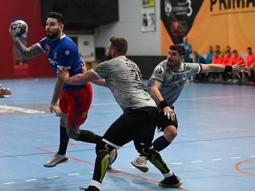Ciprian Șandru (stânga) va rămâne la Steaua, el având în continuare contract Foto sportpictures