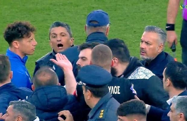 PAOK, al doilea an la rând în finala Cupei Greciei » Incidente la returul semifinalei: Răzvan Lucescu în mijlocul evenimentelor!