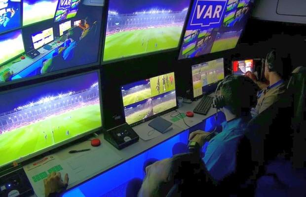 Ce paradox! Deși sunt decisivi în Superligă, arbitrii VAR câștigă mai puțin decât tușierii