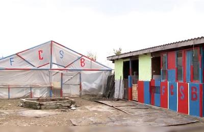 Pasiunea pentru FCSB nu are limite » Un oltean și-a vopsit locuința în roș-albastru: „Fac și cotețele la porci și găini”