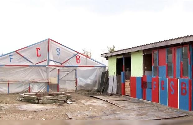 Pasiunea pentru FCSB nu are limite » Un oltean și-a vopsit locuința în roș-albastru: „Fac și cotețele la porci și găini”