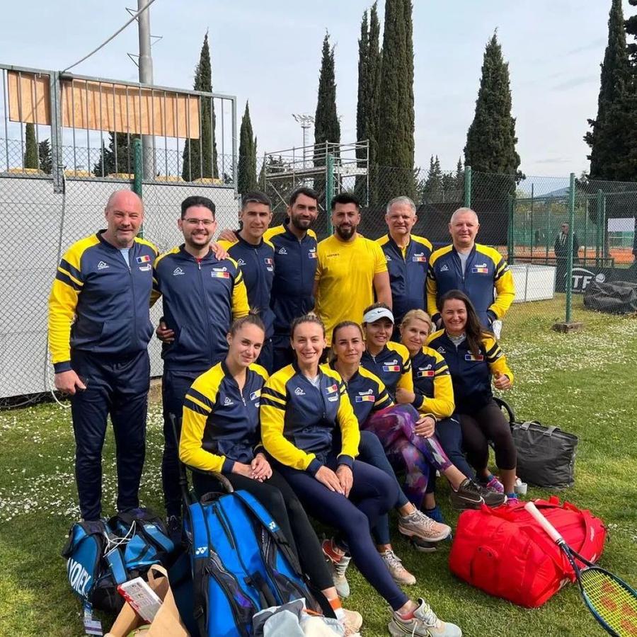 Echipa României, jucătoare și staff, într-o imagine la sosirea în Slovenia România înfruntă Slovenia în calificările pentru Billie Jean King Cup Finals » Ana Bogdan intră prima în luptă