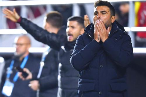 Adrian Mutu, antrenorul Rapidului. În spatele lui, chiar Horațiu Moldovan, la meciul din Cupa României cu Farul (0-2) / FOTO: Imago Images