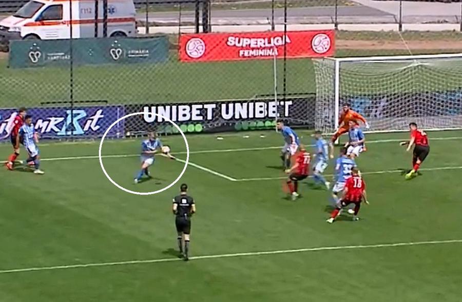 Arbitrul Mihai Motan a văzut perfect faza. Pe Hrezdac l-a lovit mingea în brațul drept, dar acesta era lipit de corp, la 90 de grade Csikszereda - Corvinul 2-1 » Un penalty controversat îi urcă pe ciucani pe loc direct promovabil!