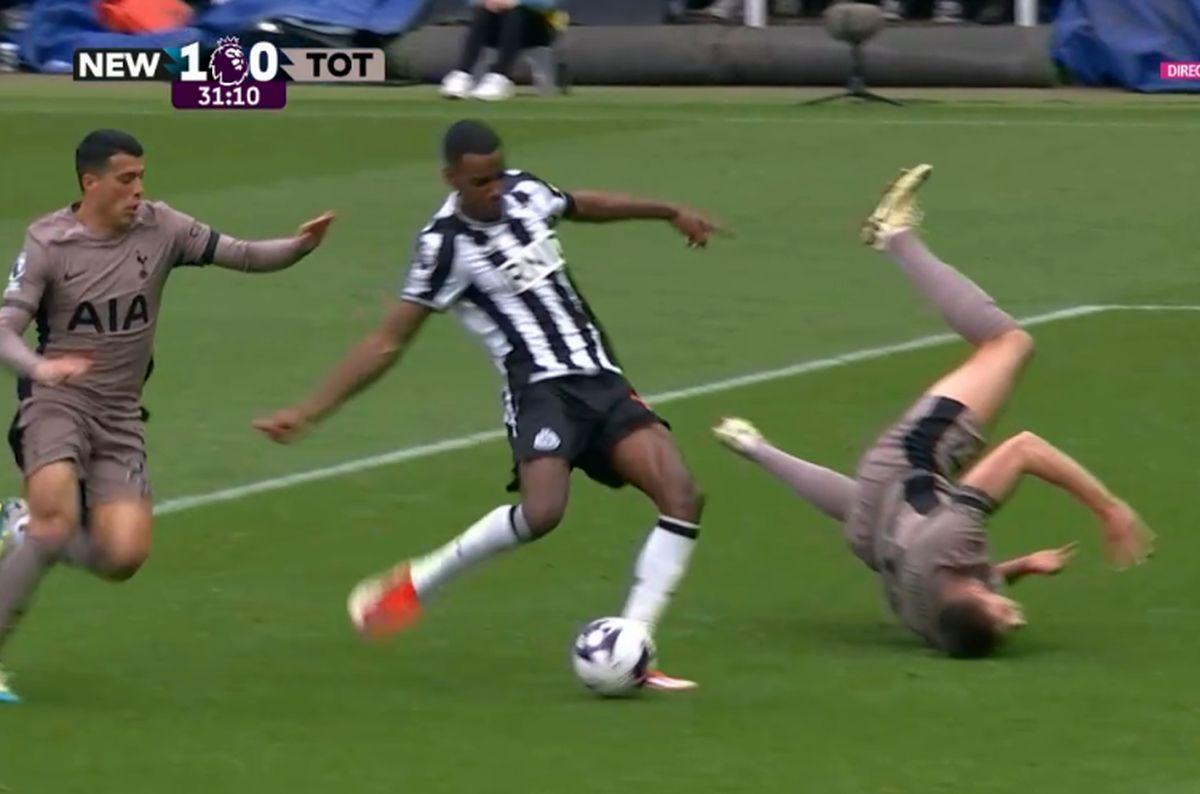 Micky van de Ven, pus în cap de două ori în prima repriză din Newcastle - Tottenham